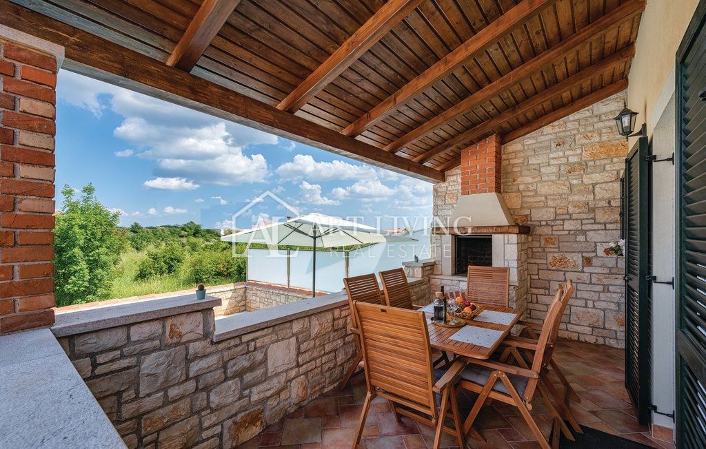 Umago - dintorni, villa bifamiliare con piscina, a 300 m dal mare, posizione TOP