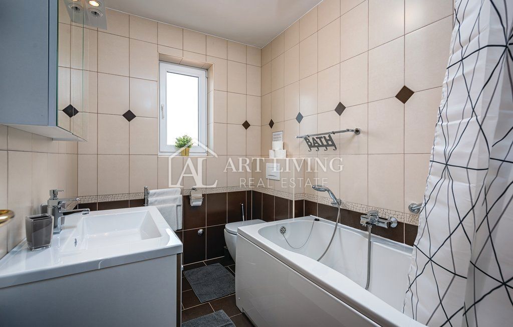 Umago - dintorni, villa bifamiliare con piscina, a 300 m dal mare, posizione TOP