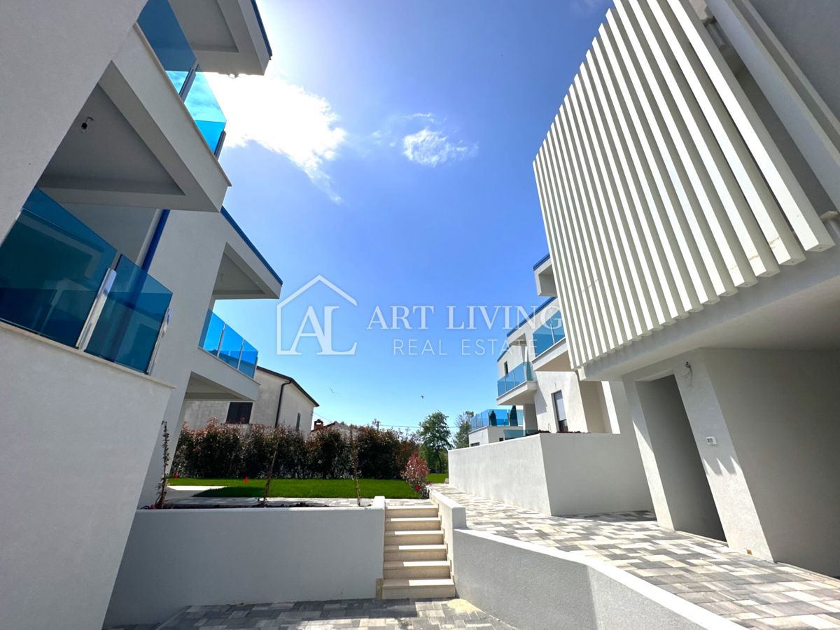 Umago, dintorni - appartamento arredato con stile al primo piano di un nuovo edificio - OCCASIONE