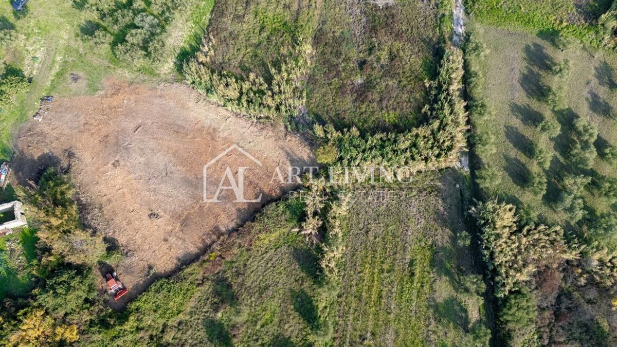 Buje, attraente terreno agricolo di 2.700 m² adiacente a una zona edificabile.