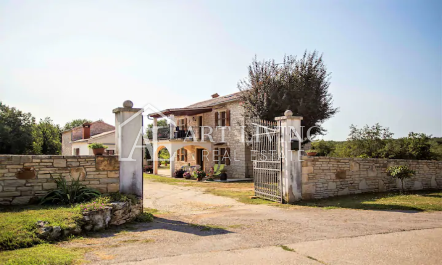 Istria, casa in pietra su 5000 m2 di terreno edificabile