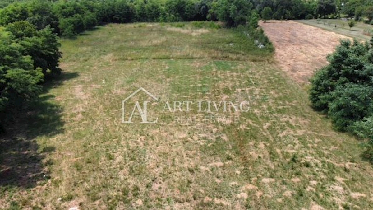 Poreč - dintorni, terreno edificabile in un villaggio idilliaco a 14 km dal mare