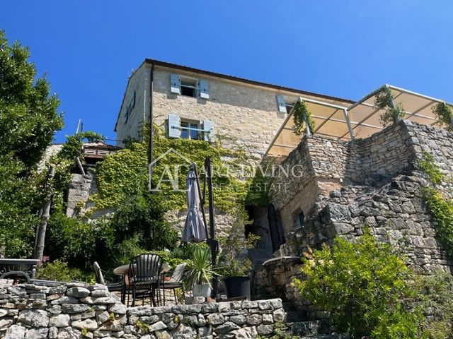 Buje - dintorni, villa istriana in pietra con una vista unica sul mare e sul paesaggio