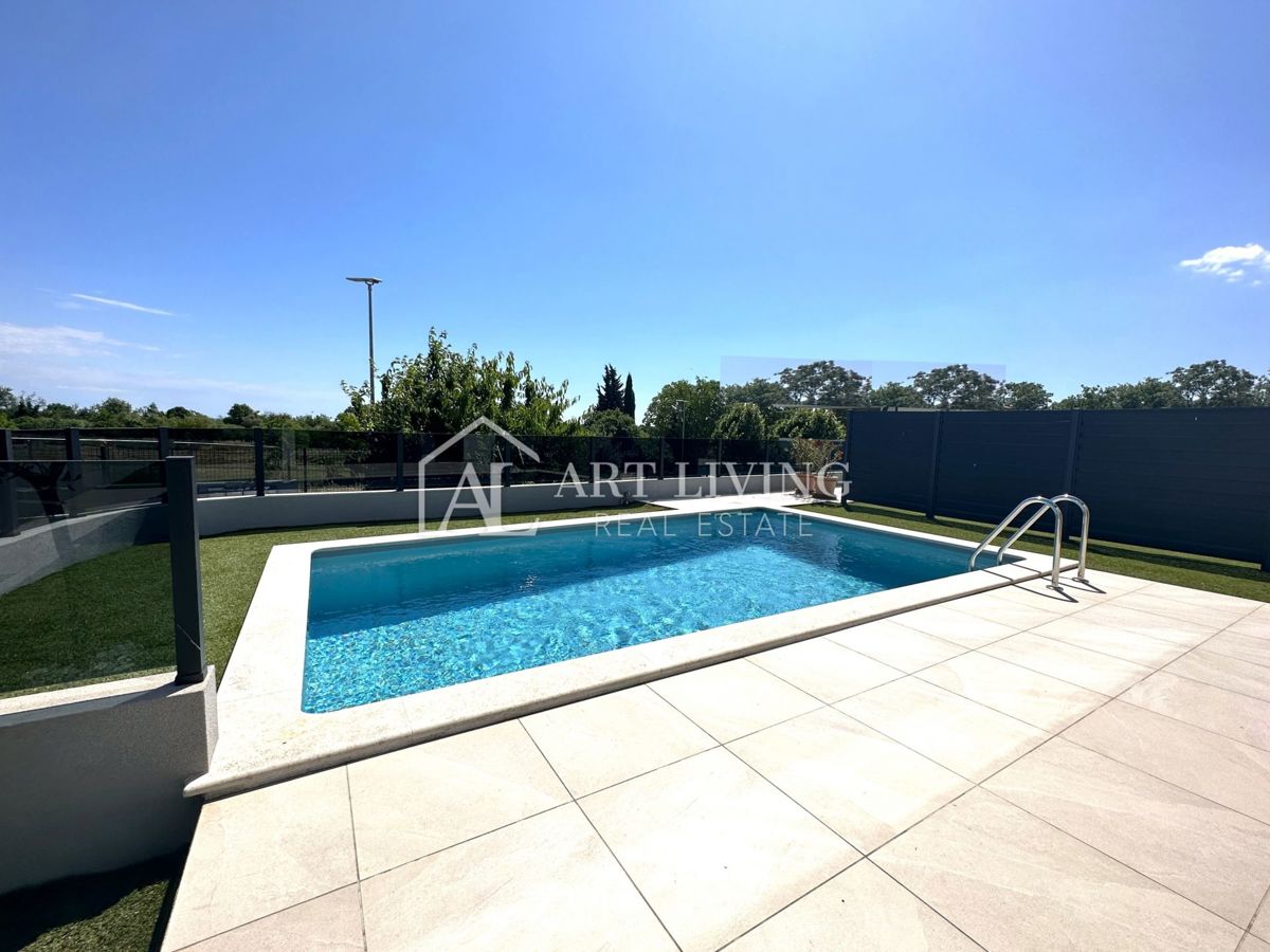 Istria, Umago, dintorni – moderna villa bifamiliare con piscina, a 1,3 km dal mare