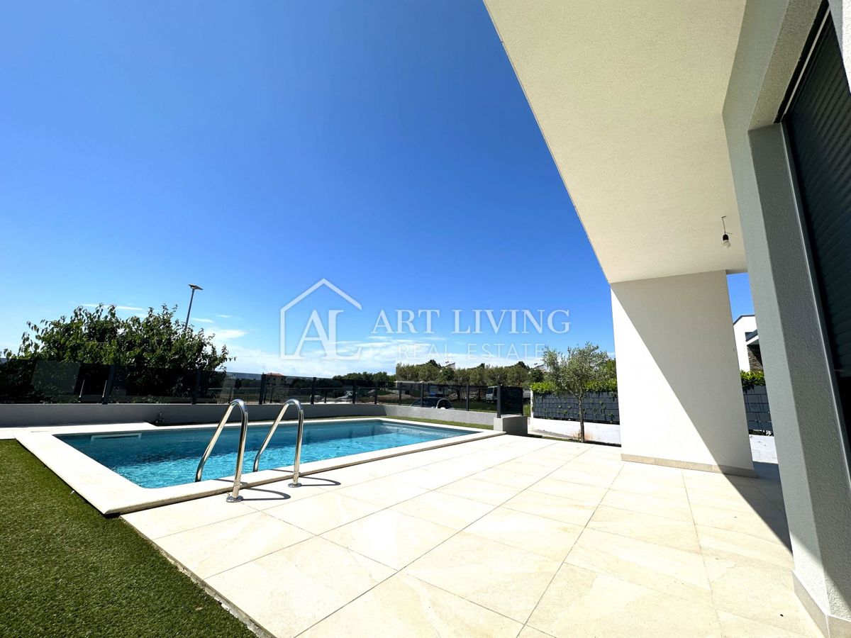 Istria, Umago, dintorni – moderna villa bifamiliare con piscina, a 1,3 km dal mare