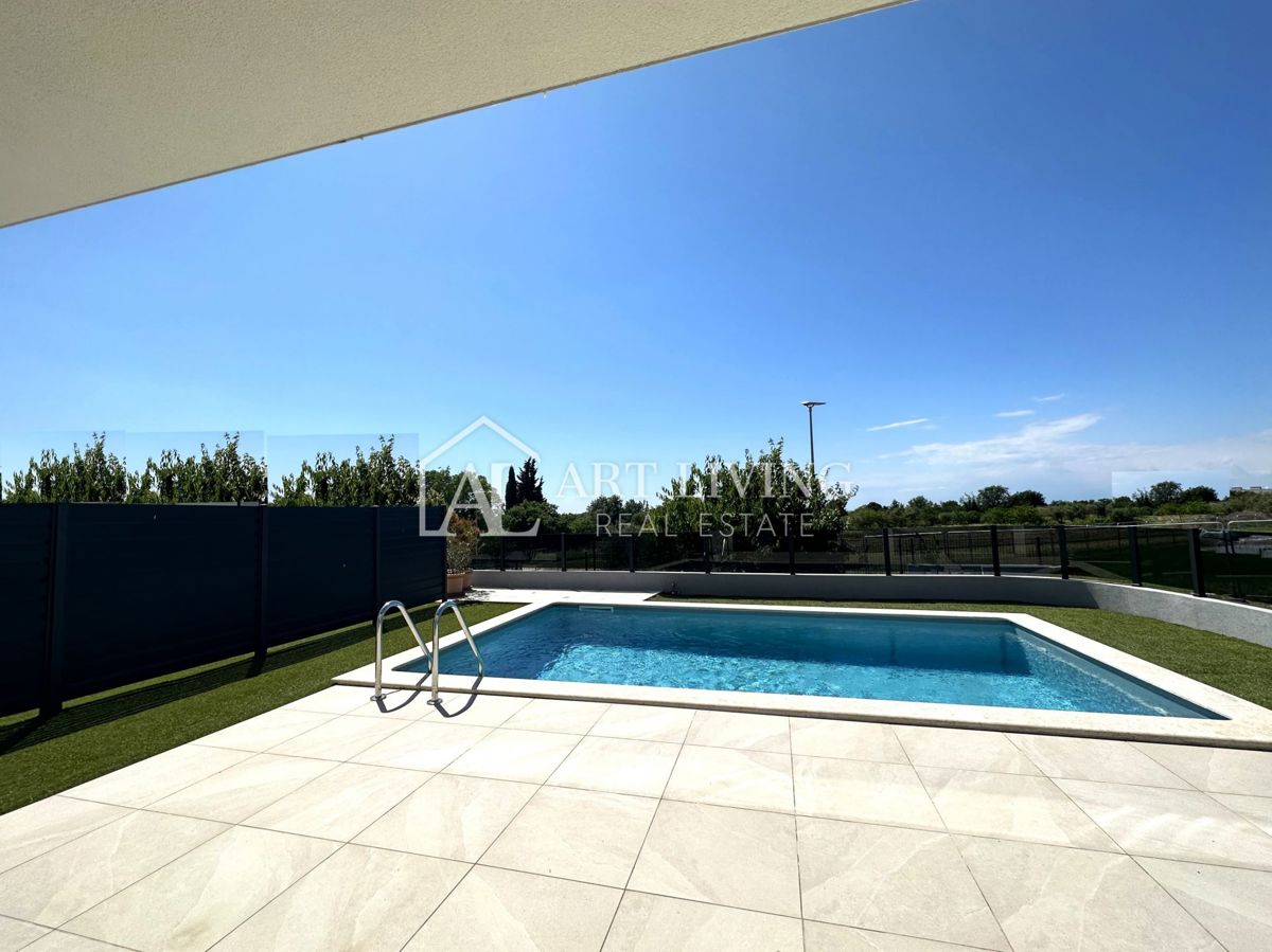 Istria, Umago, dintorni – moderna villa bifamiliare con piscina, a 1,3 km dal mare