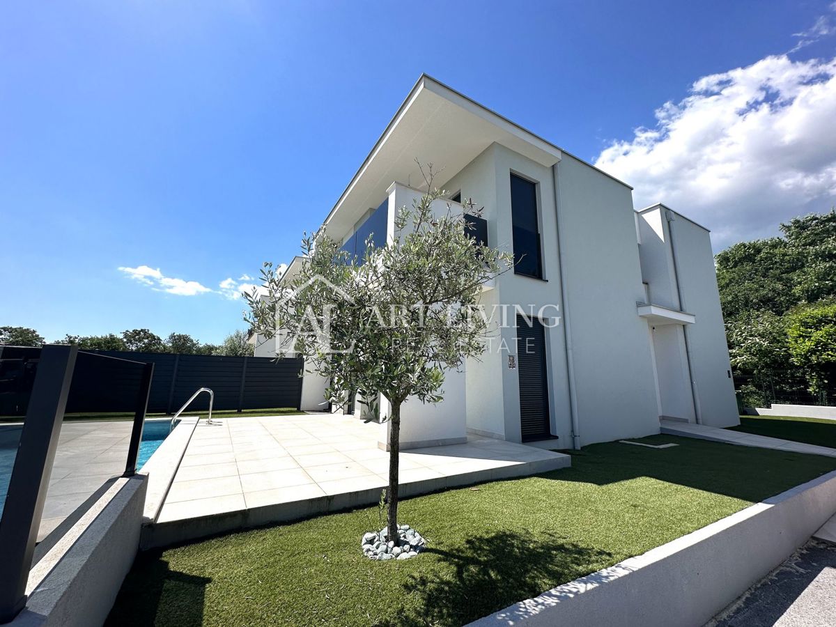 Istria, Umago, dintorni – moderna villa bifamiliare con piscina, a 1,3 km dal mare