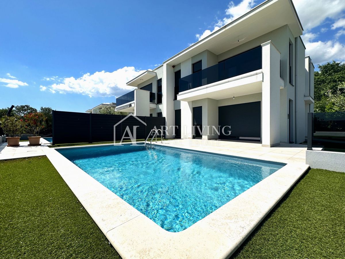 Istria, Umago, dintorni – moderna villa bifamiliare con piscina, a 1,3 km dal mare