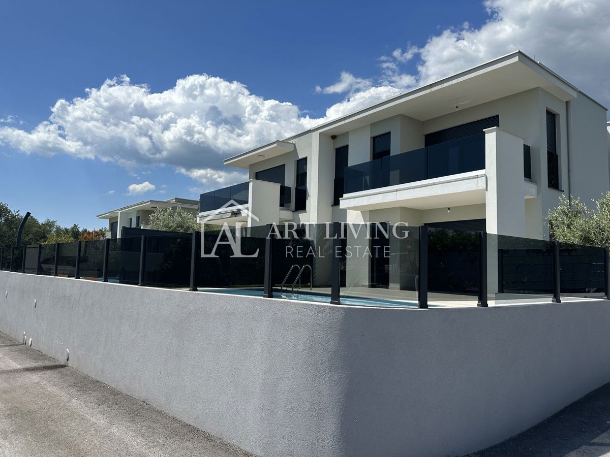 Istria, Umago, dintorni – moderna villa bifamiliare con piscina, a 1,3 km dal mare