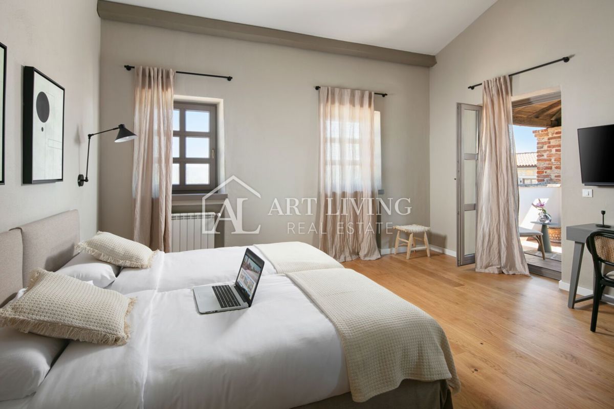 Parenzo, dintorni – villa rustica in pietra con piscina in stile istriano