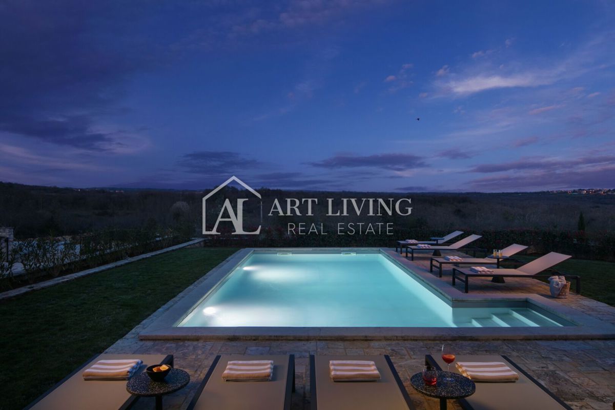 Parenzo, dintorni – villa rustica in pietra con piscina in stile istriano