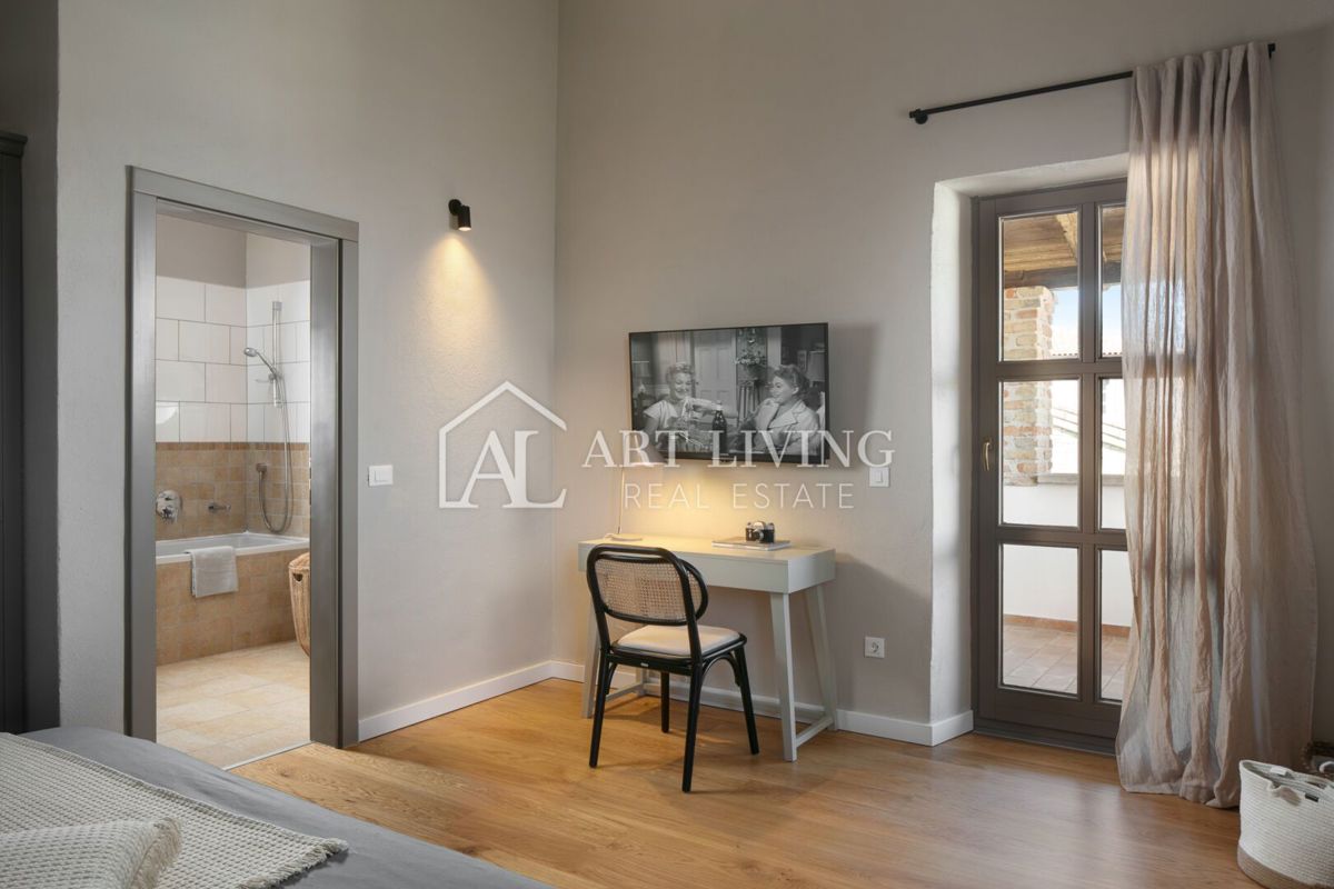 Parenzo, dintorni – villa rustica in pietra con piscina in stile istriano