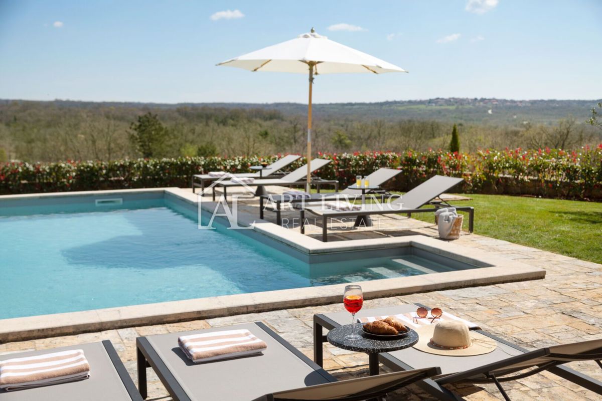 Parenzo, dintorni – villa rustica in pietra con piscina in stile istriano