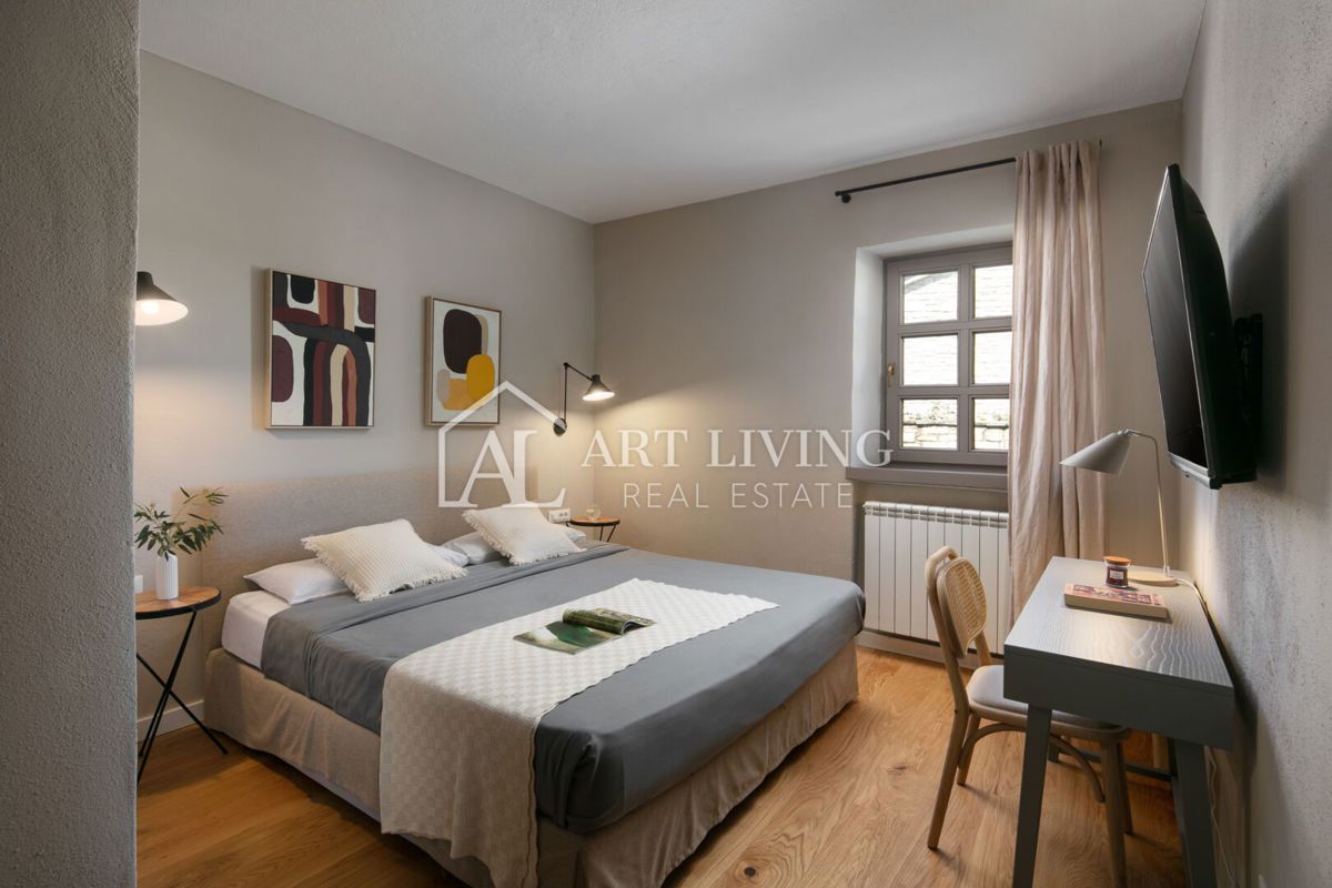 Parenzo, dintorni – villa rustica in pietra con piscina in stile istriano