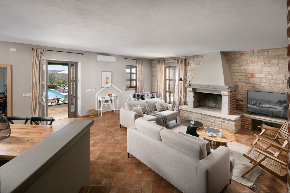 Parenzo, dintorni – villa rustica in pietra con piscina in stile istriano