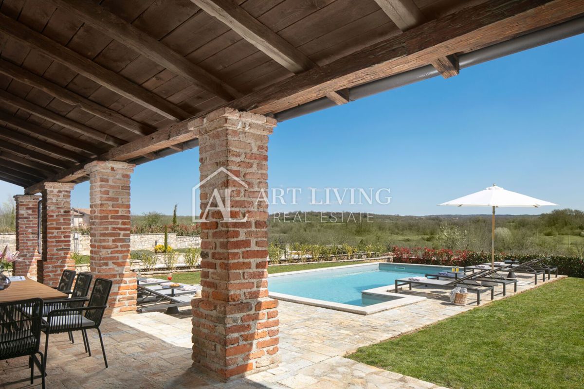 Parenzo, dintorni – villa rustica in pietra con piscina in stile istriano