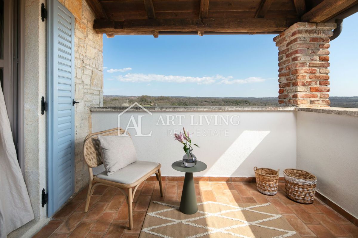 Parenzo, dintorni – villa rustica in pietra con piscina in stile istriano