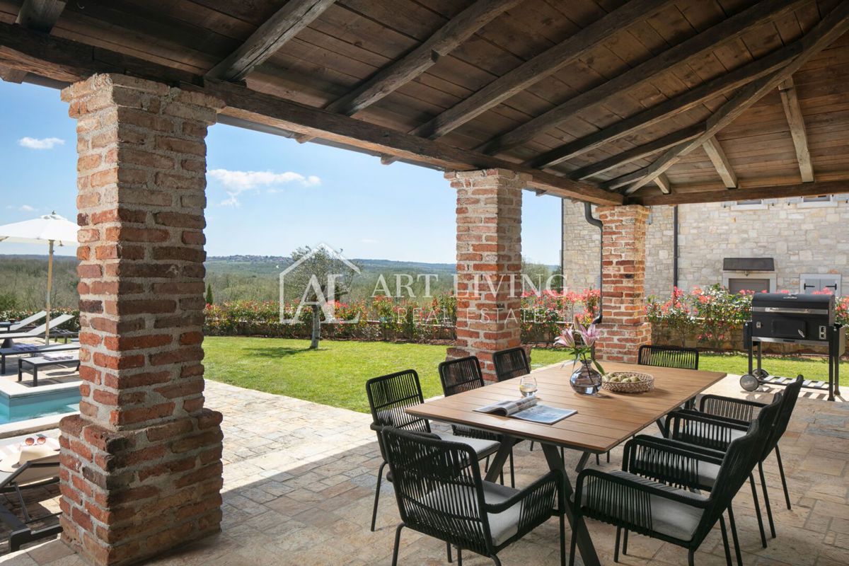 Parenzo, dintorni – villa rustica in pietra con piscina in stile istriano