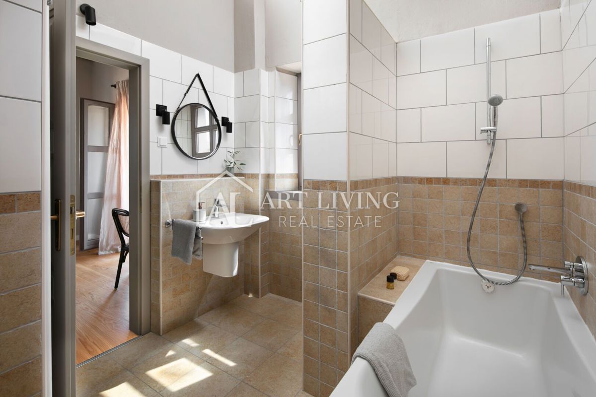 Parenzo, dintorni – villa rustica in pietra con piscina in stile istriano