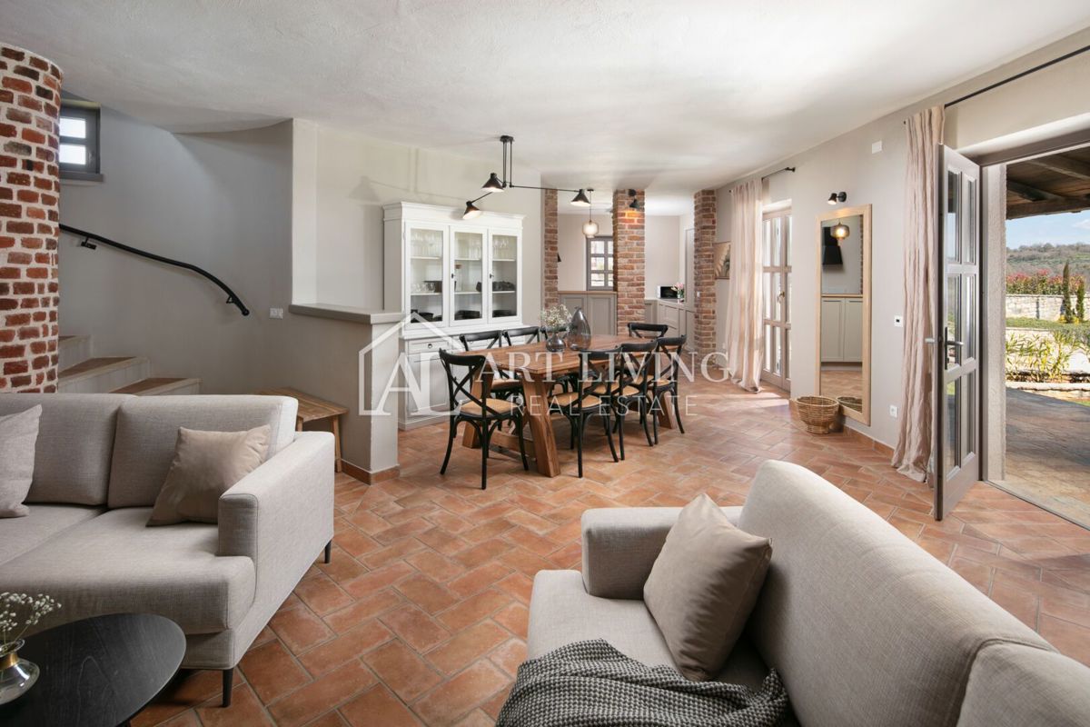 Parenzo, dintorni – villa rustica in pietra con piscina in stile istriano