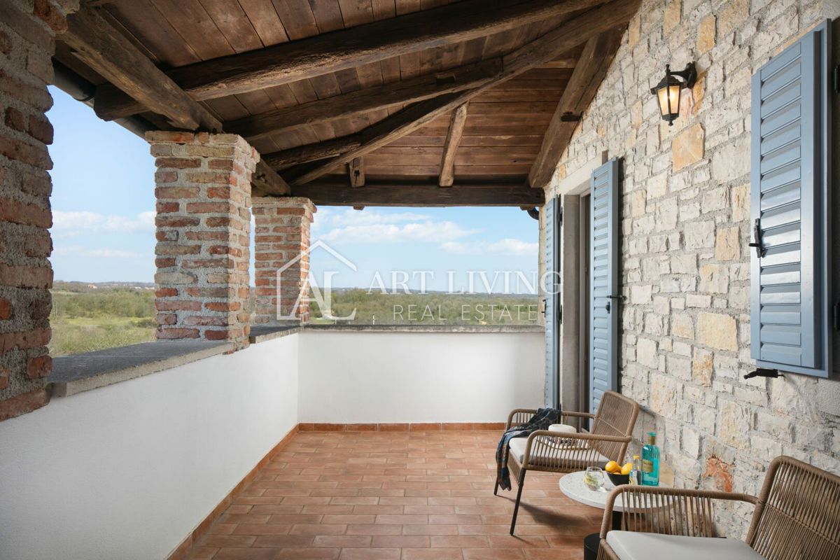 Parenzo, dintorni – villa rustica in pietra con piscina in stile istriano