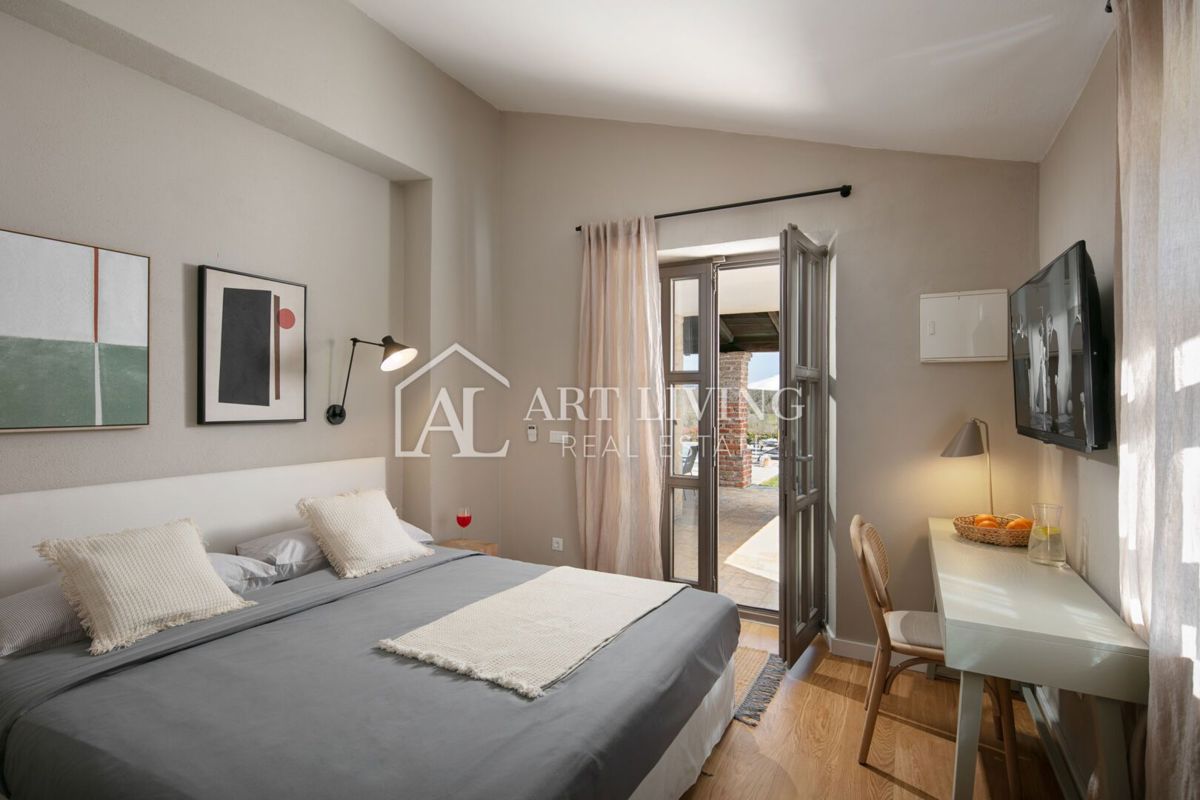 Parenzo, dintorni – villa rustica in pietra con piscina in stile istriano