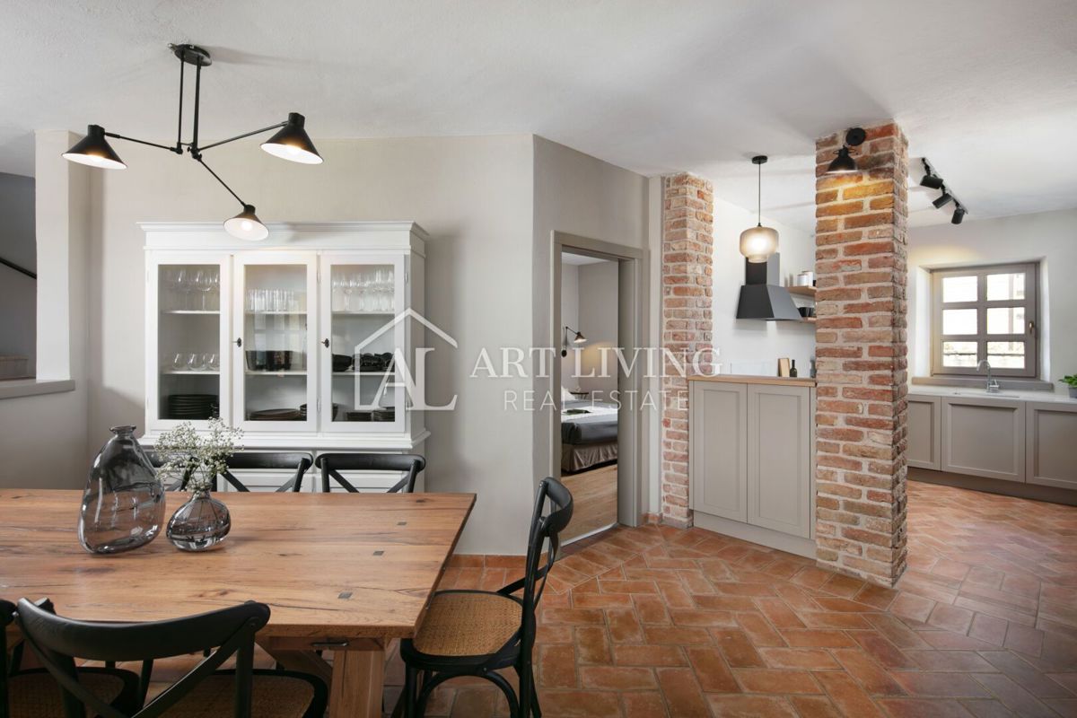 Parenzo, dintorni – villa rustica in pietra con piscina in stile istriano