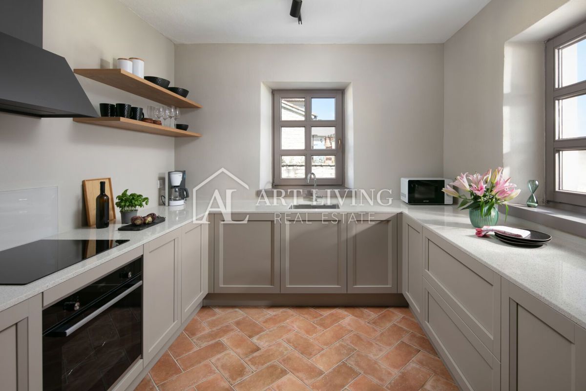 Parenzo, dintorni – villa rustica in pietra con piscina in stile istriano