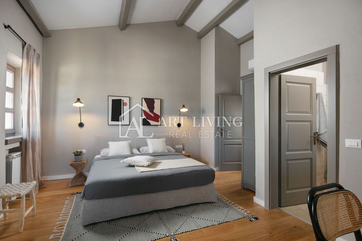 Parenzo, dintorni – villa rustica in pietra con piscina in stile istriano