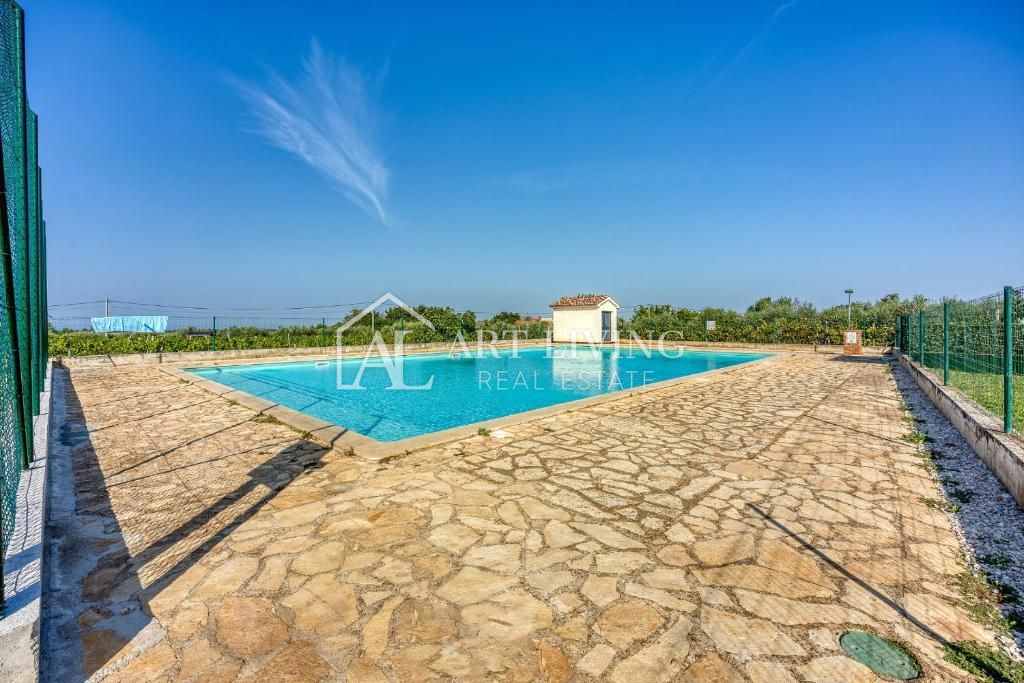 Parenzo, dintorni – affascinante appartamento bilocale con utilizzo della piscina e del campo da tennis