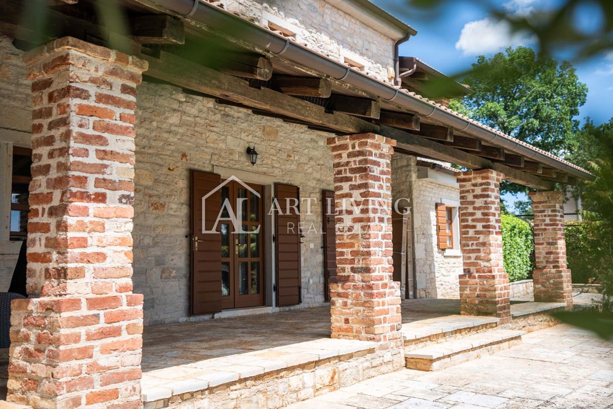 Parenzo, dintorni - villa rustica in pietra con piscina in stile istriano
