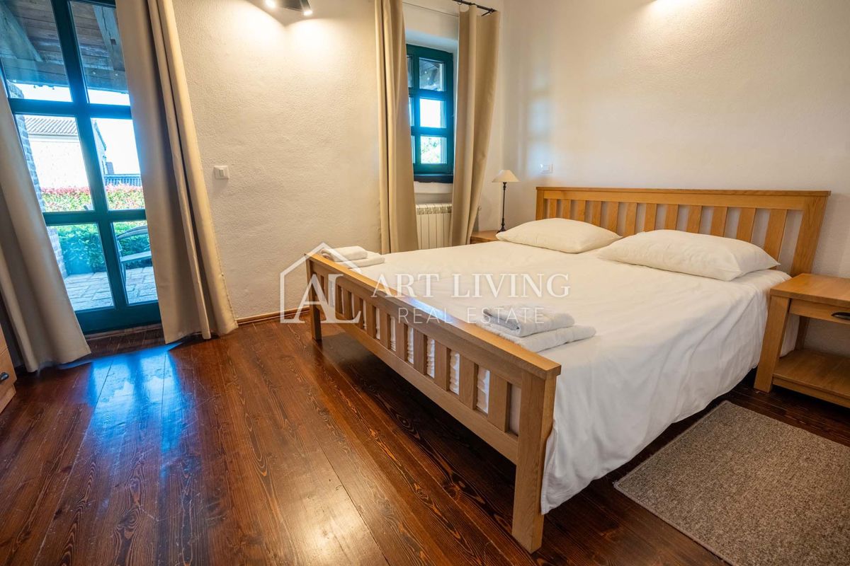 Parenzo, dintorni - villa rustica in pietra con piscina in stile istriano