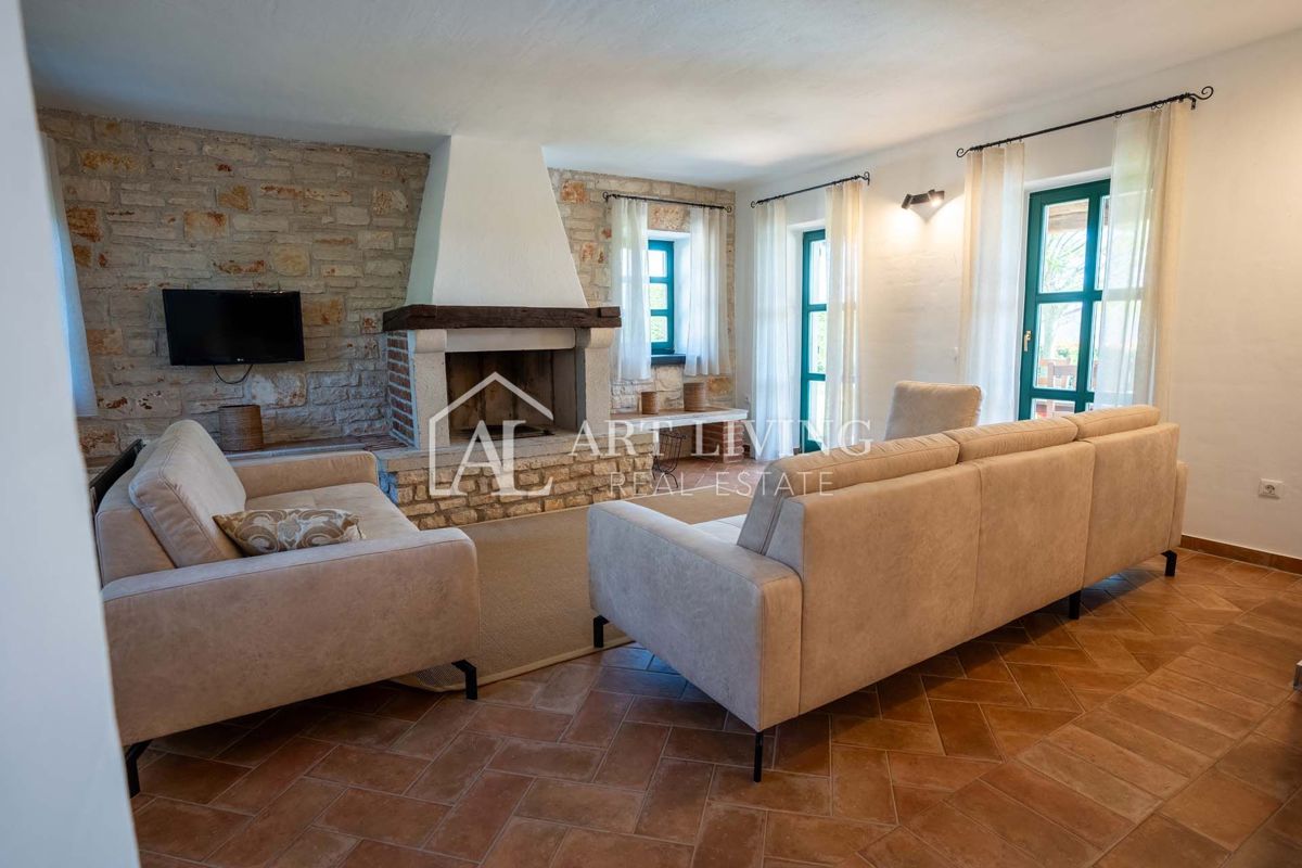 Parenzo, dintorni - villa rustica in pietra con piscina in stile istriano