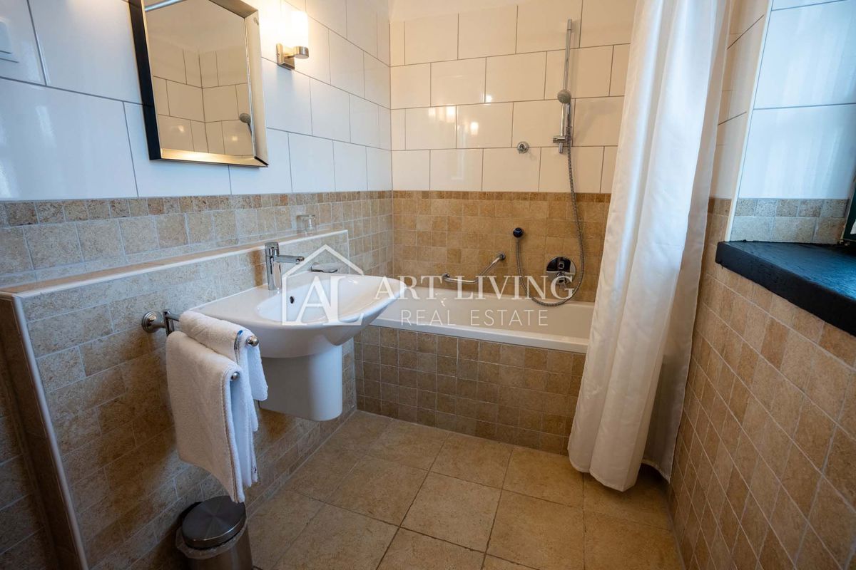 Parenzo, dintorni - villa rustica in pietra con piscina in stile istriano