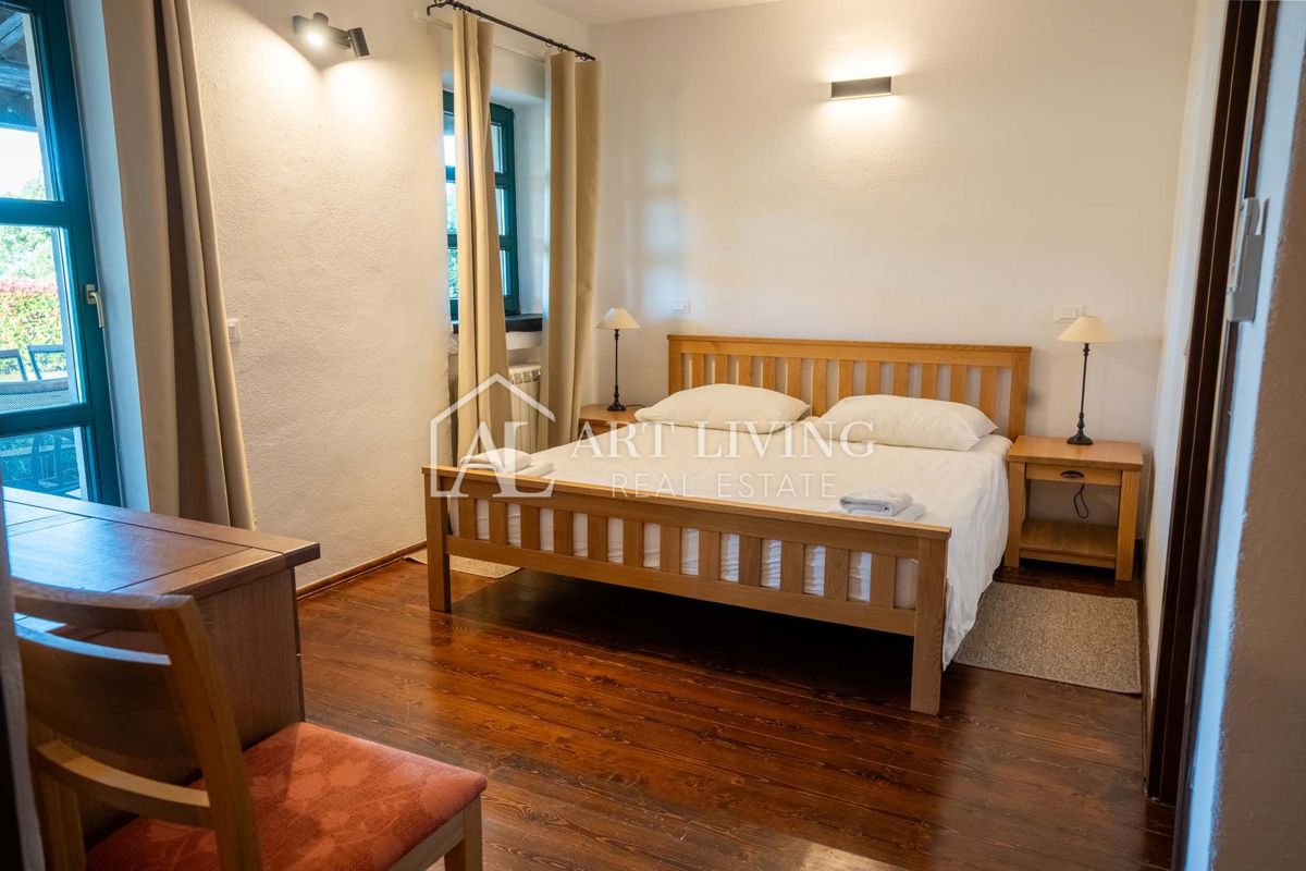 Parenzo, dintorni - villa rustica in pietra con piscina in stile istriano