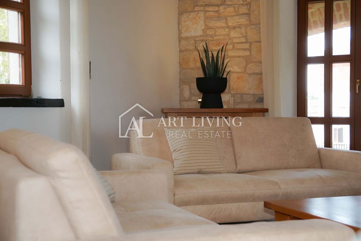 Parenzo, dintorni - villa rustica in pietra con piscina in stile istriano