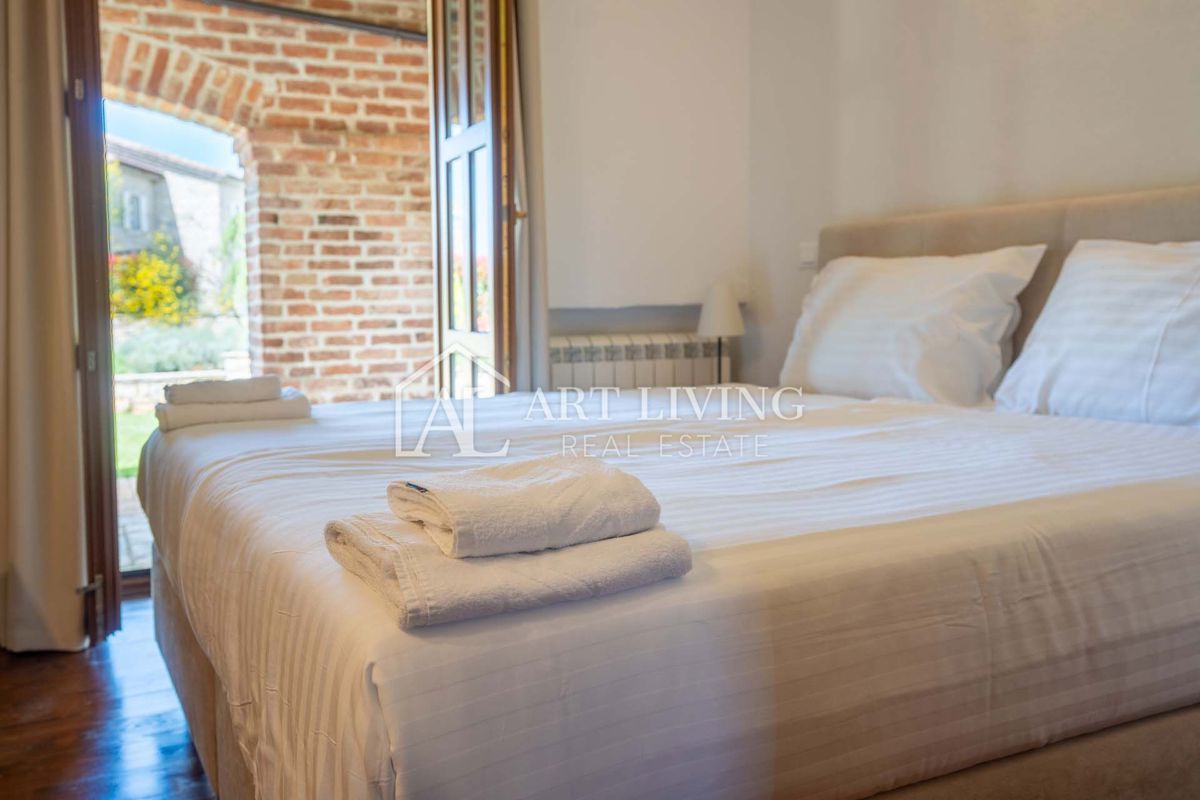 Parenzo, dintorni - villa rustica in pietra con piscina in stile istriano