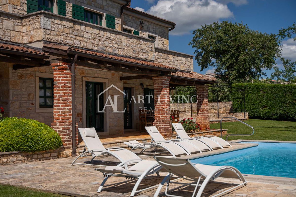 Parenzo, dintorni - villa rustica in pietra con piscina in stile istriano