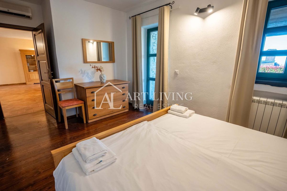 Parenzo, dintorni - villa rustica in pietra con piscina in stile istriano