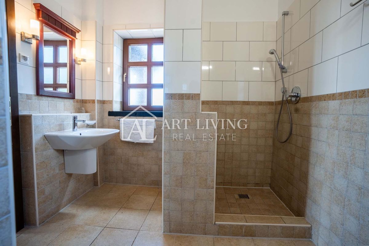 Parenzo, dintorni - villa rustica in pietra con piscina in stile istriano