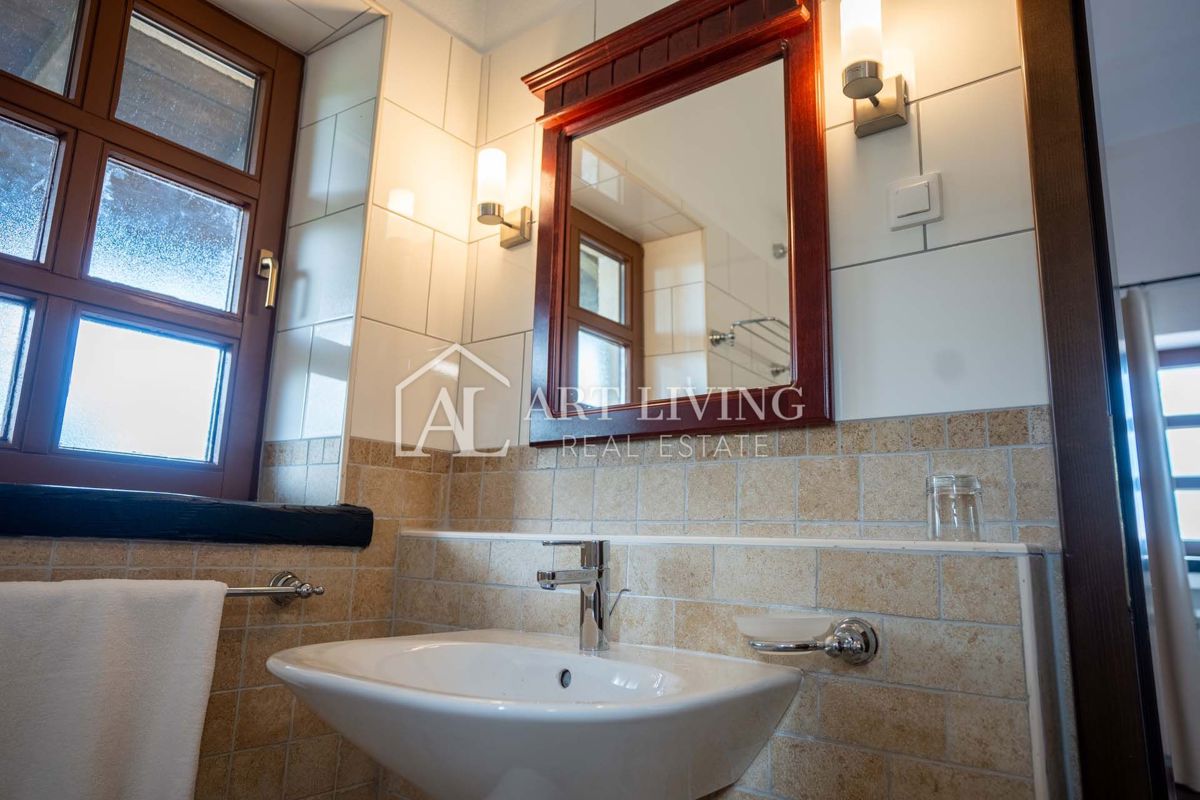 Parenzo, dintorni - villa rustica in pietra con piscina in stile istriano