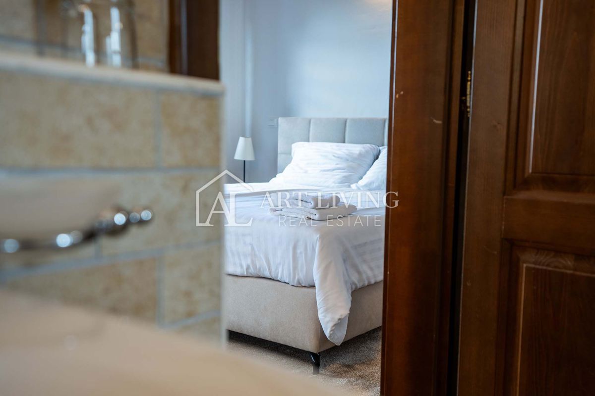 Parenzo, dintorni - villa rustica in pietra con piscina in stile istriano