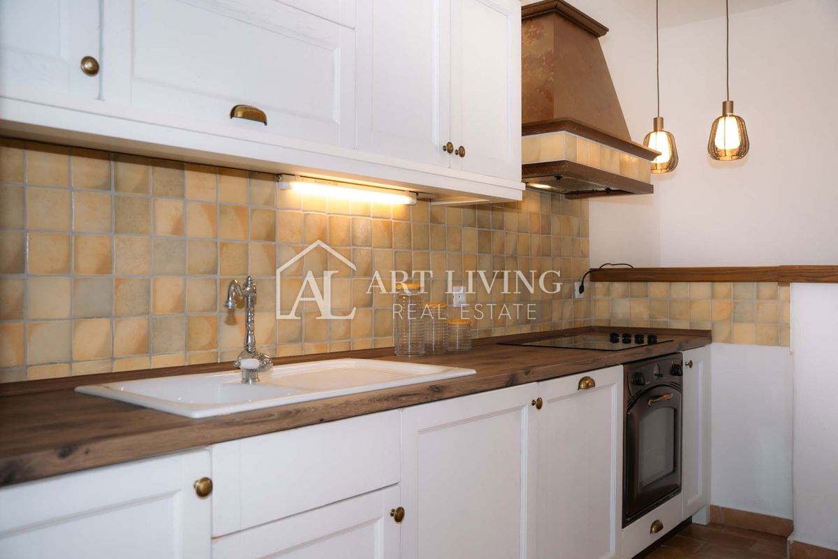 Parenzo, dintorni - villa rustica in pietra con piscina in stile istriano