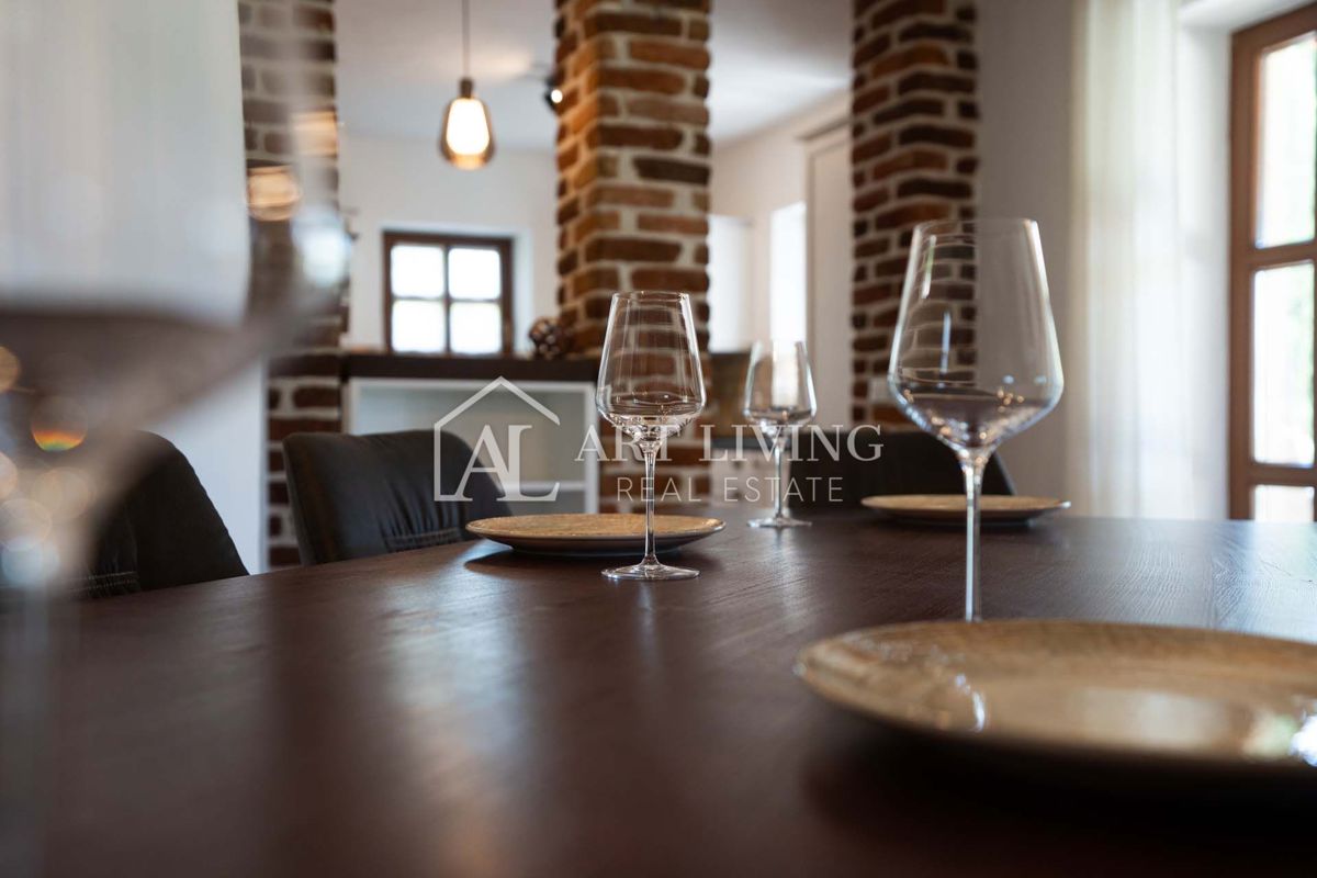 Parenzo, dintorni - villa rustica in pietra con piscina in stile istriano