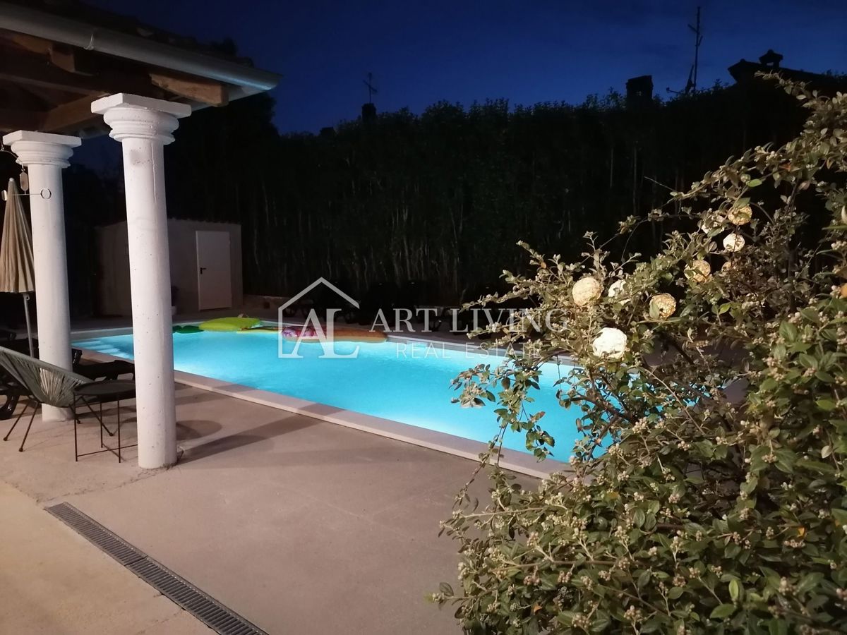 Porec-dintorni, casa spaziosa indipendente 320 m2, con piscina