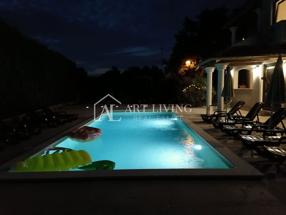 Porec-dintorni, casa spaziosa indipendente 320 m2, con piscina