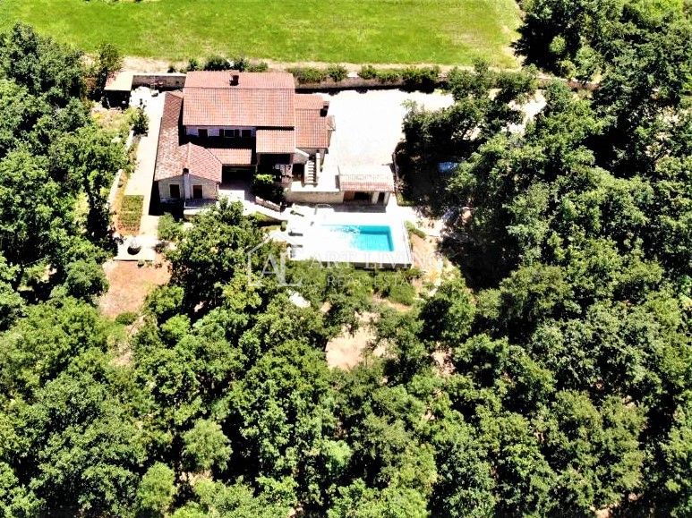 Buie-dintorni, villa in pietra in stile istriano con piscina e ampio giardino