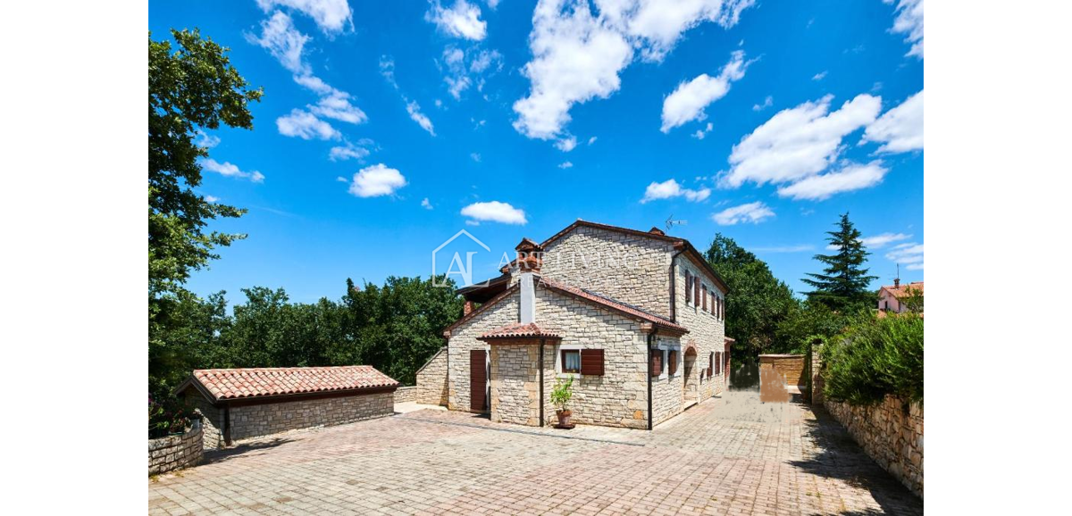 Buie-dintorni, villa in pietra in stile istriano con piscina e ampio giardino