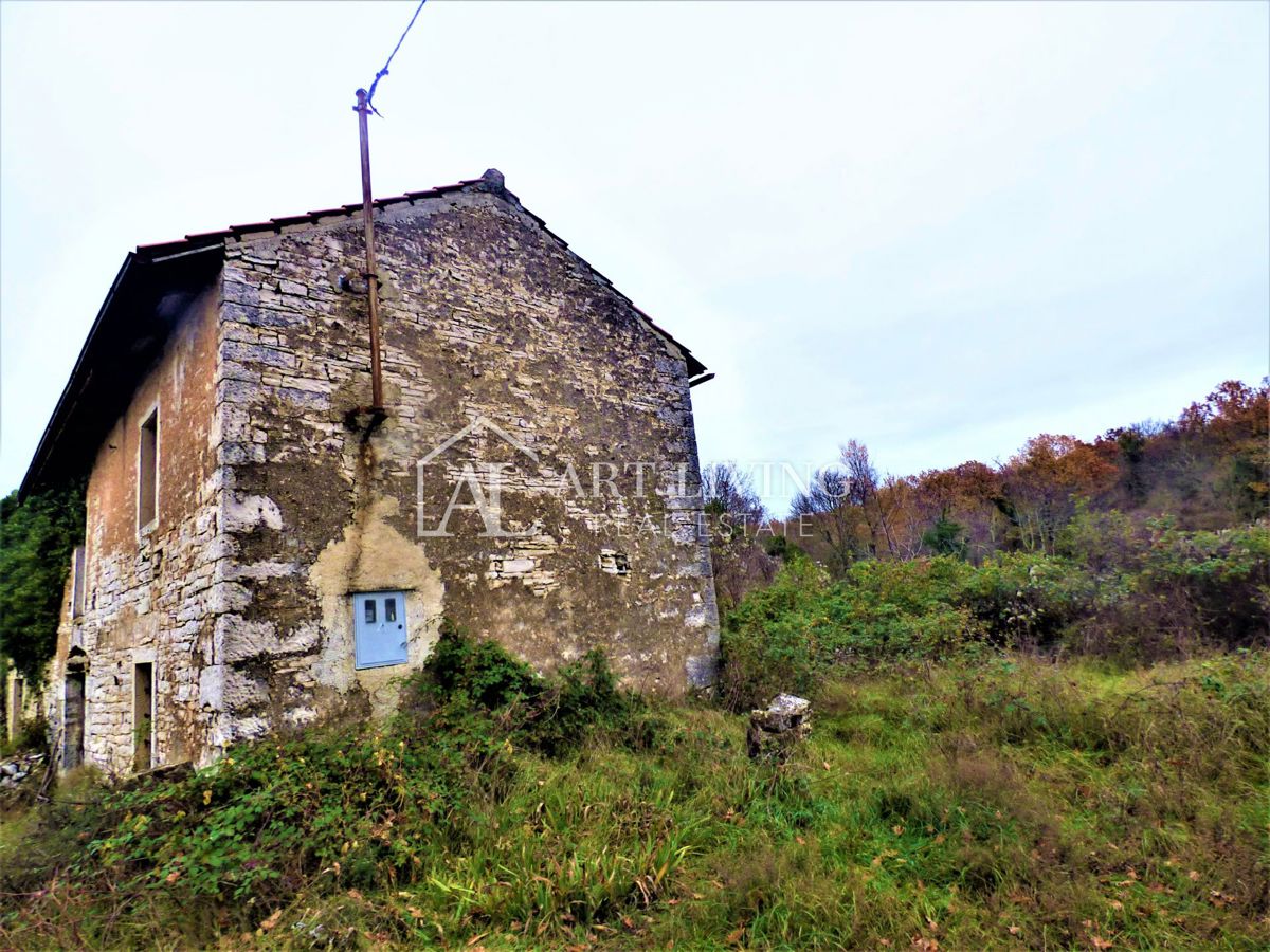 Oprtalj, casa istriana autoctona con terreno edificabile