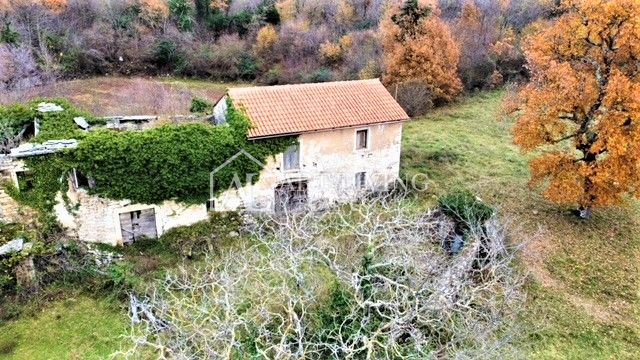 Oprtalj, casa istriana autoctona con terreno edificabile